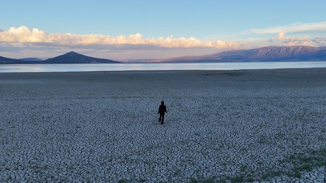 Batı Akdeniz göllerinde tehlike çanları: Burdur Gölü son 50 yılda su hacminin yarısını kaybetti
Akdeniz Üniversitesi'nden Prof. Dr. İbrahim Ethem Karadirek:
"Bir bardaktaki suyu diğer bardağa döktüğünüzde, bu kez diğer bardak boş kalıyor"
"2024 yılında Eğirdir Gölü'ne giren toplam su miktarı yaklaşık 373 milyon metreküp iken  aynı yıl buharlaşma miktarı yaklaşık 473 milyon metreküp"
"Sadece bir yılda göle giren su, buharlaşmayı bile karşılayamadı. Bu tablo sürdürülebilir değil"
