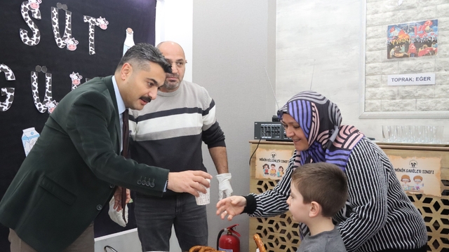 Öğrencilere süt ve simit ikramı