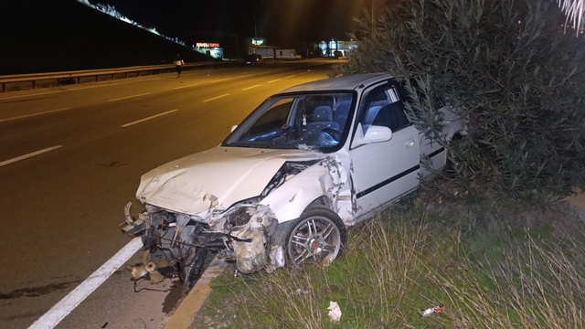 Kaza yapan otomobil refüjde terk edilmiş bulundu