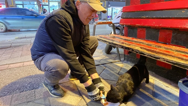 Bu taksi durağı esnafın hayvan sevgisi ile öne çıkıyor
Taksici esnafı, durak çevresindeki sokak hayvanlarını ihmal etmiyor
Uzun yıllardır kendi ceplerinden masraf ederek hayvanları besliyorlar
Gürkan Seber: "Kediler hoş bir görüntü oluşturuyor"
Ergün Angı: "Elimizden geldiğince sokak hayvanlarıyla ilgilenmeye çalışıyoruz"
Cihan Işıtan: "Üşüdükleri zaman gerekirse durağın içine alıyoruz"