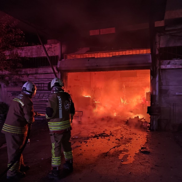 Dörtyol'da iş yeri alevlere teslim oldu