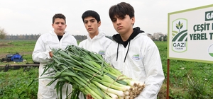 Osmangazi’de pırasa hasadıyla doğallık sofralara taşınıyor
Osmangazi’de dayanışma topraktan başlıyor
Osmangazi Belediyesi yarınları toprağa ekimleriyle inşa ediyor