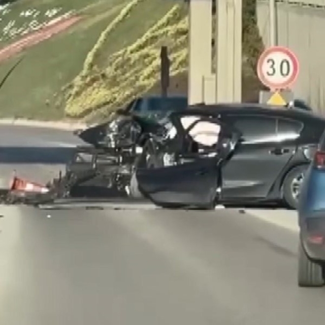 TEM'de otomobil, gişenin beton bariyerine çarptı; anne ile oğlu öldü