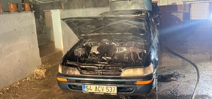 Park halindeyken yanan otomobil kullanılamaz hale geldi