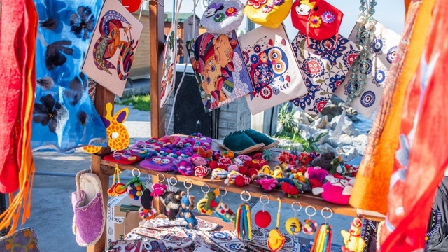 Kuşadası'nda kurulan yılbaşı pazarı rengarenk görünümüyle ilgi odağı oldu