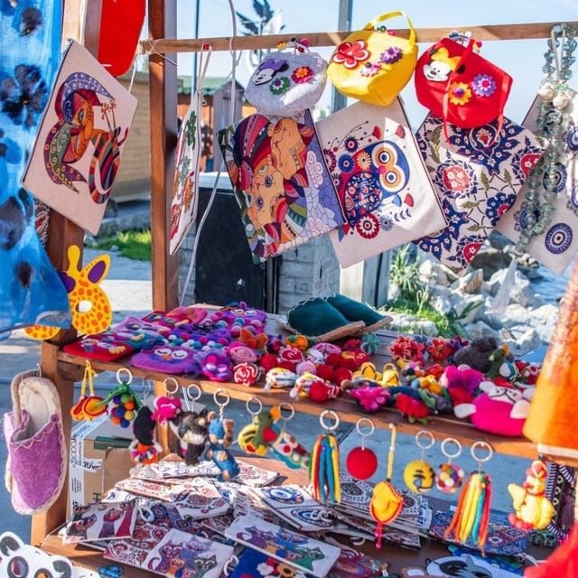 Kuşadası'nda kurulan yılbaşı pazarı rengarenk görünümüyle ilgi odağı oldu