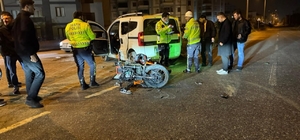 Hafif ticari araçla çarpışan motosikletin sürücüsü ağır yaralandı