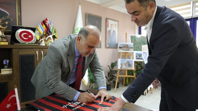 Başkan Arıcı Koçarlı Belediyespor için seferberlik başlattı
Arıcı Aydın'daki tüm ilçe belediye başkanlarından destek isteyecek