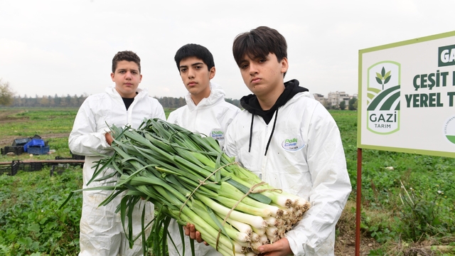 Osmangazi'de pırasa hasadıyla doğallık sofralara taşınıyor
Osmangazi'de dayanışma topraktan başlıyor
Osmangazi Belediyesi yarınları toprağa ekimleriyle inşa ediyor