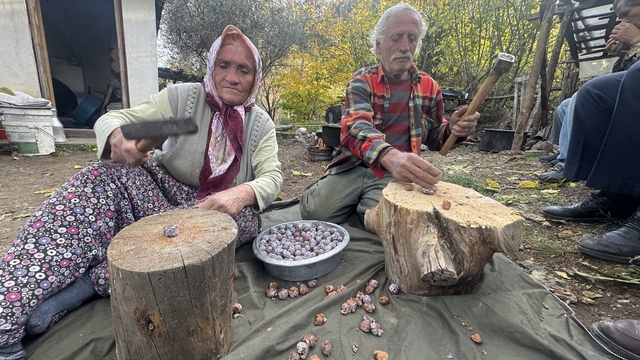 Topladıkları kozalakları kızgın ateşte saatlerce kaynatarak şifa deposuna dönüştürüyorlar
Her derde deva olarak bilinen andız pekmezin kilogramı 500 TL'ye satılıyor
Antalya'da andız pekmezi tavaları kaynıyor