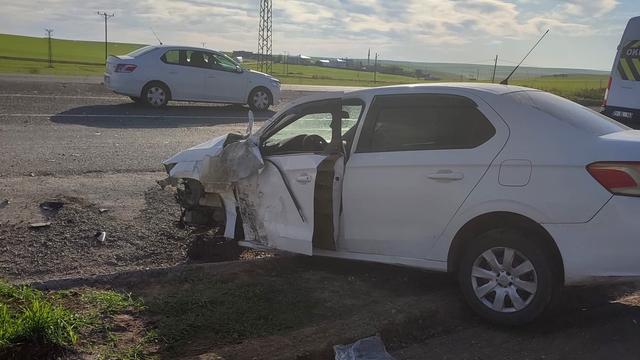 Diyarbakır'da otomobil ile minibüs çarpıştı: 7 yaralı