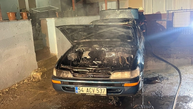 Park halindeyken yanan otomobil kullanılamaz hale geldi