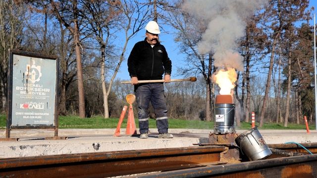 Kartepe Tramvay Hattı'nda raylar kaynak ile birleşiyor