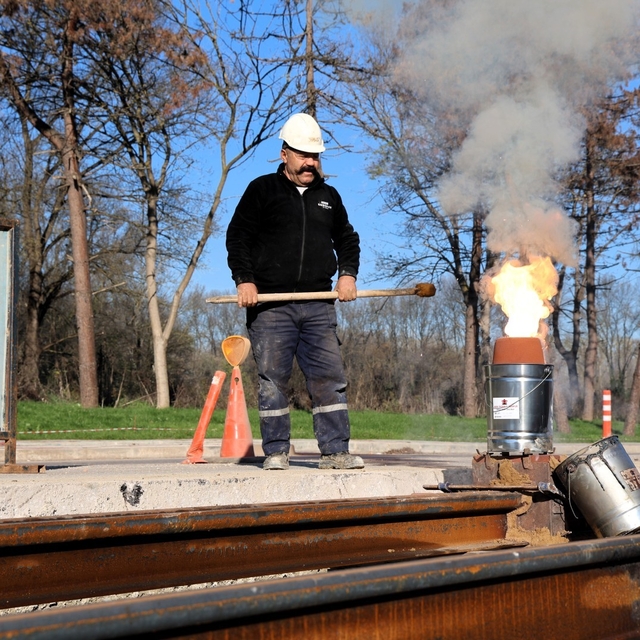 Kartepe Tramvay Hattı'nda raylar kaynak ile birleşiyor
