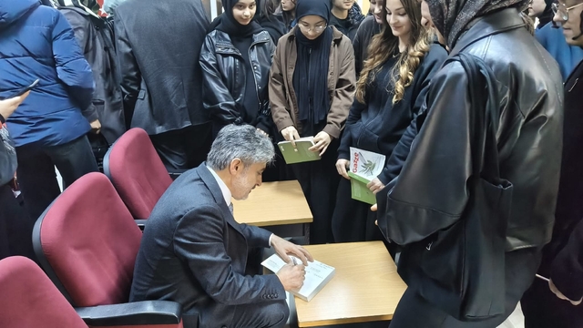 Çorum'da Prof. Dr. Orhan Alimoğlu, "Okur-yazar buluşmaları"na konuk oldu