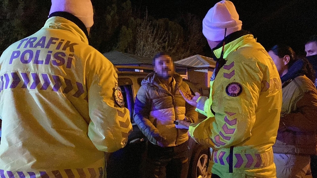 Ehliyetini yenilemediği için ceza yiyen sürücüden 'krom' savunması
Ülkeye 2 milyon krom getirdiğini söyledi, polislere tehditler savurdu