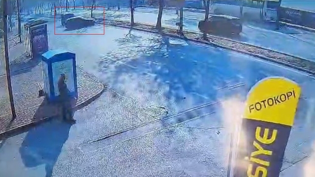 Makas atan otomobil ağaca çarpıp takla attı: 1 ölü
Bir kişinin hayatını kaybettiği kaza kameraya yansıdı