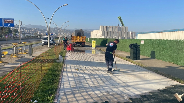 Trabzon'da sahil yürüyüş yolunda yenileme çalışması
