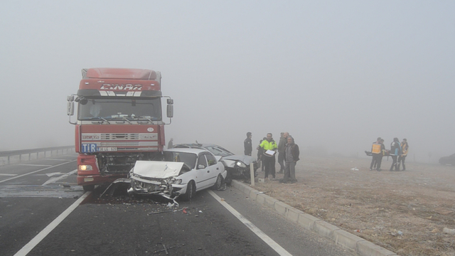 TIR, kırmızı ışıkta duran 4 araca çarptı