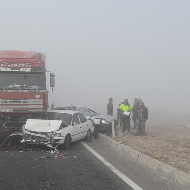 TIR, kırmızı ışıkta duran 4 araca çarptı