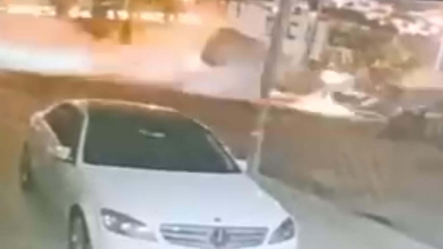 Kamyonetin park halindeki araca çarpıp, takla attığı ölümlü kaza kamerada