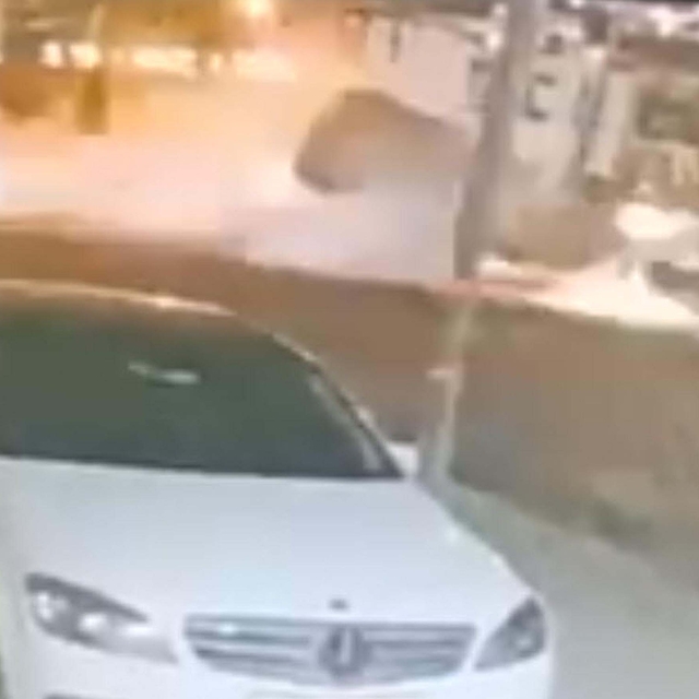 Kamyonetin park halindeki araca çarpıp, takla attığı ölümlü kaza kamerada