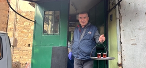 50 yıllık çay ocağında baba mesleğini sürdürüyor