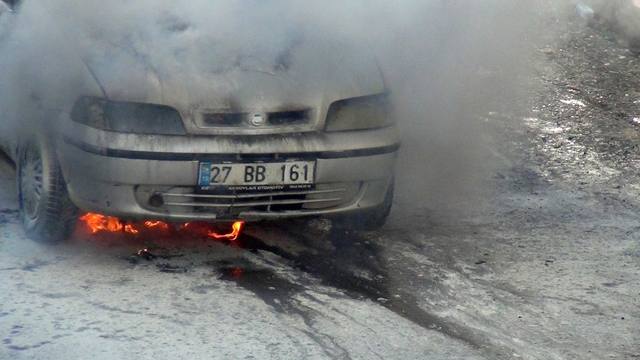 Kars'ta park halindeki otomobil alevlere teslim oldu
