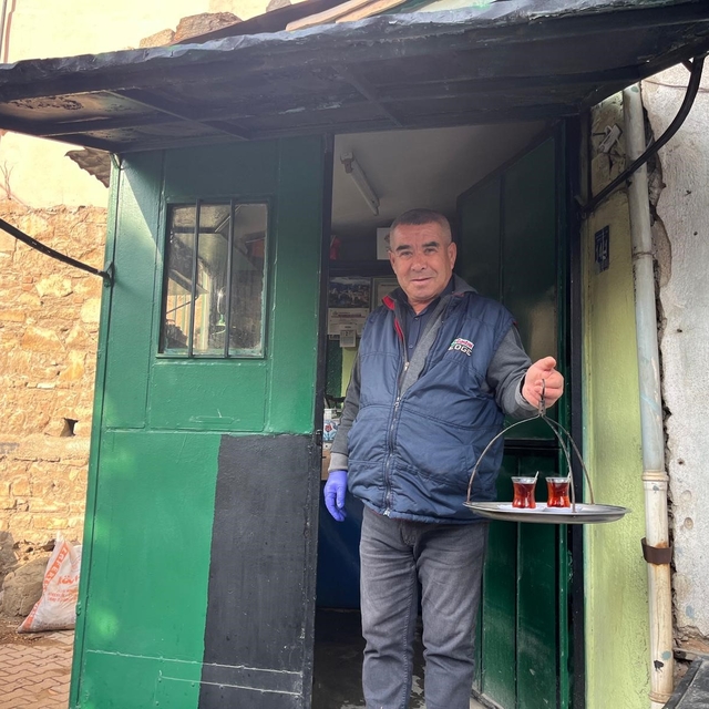 50 yıllık çay ocağında baba mesleğini sürdürüyor