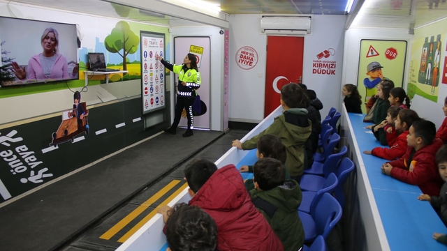 İslahiye'de öğrencilere "Mobil Trafik Eğitim Tırı"nda eğitim verildi