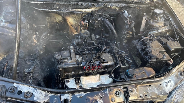 Kars'ta seyir halindeki otomobil alev aldı