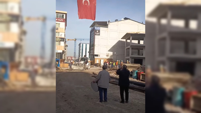 Kaba inşaatı bitiren işçilerden halaylı kutlama