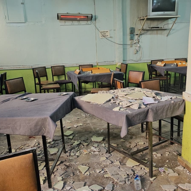 Kıraathanede tavandan kopan sıva parçaları müşterilerin üzerine düştü: 2 ya...