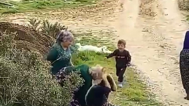 Oğlunun gözü önünde kuzenleri tarafından darbedildi; o anlar  kamerada