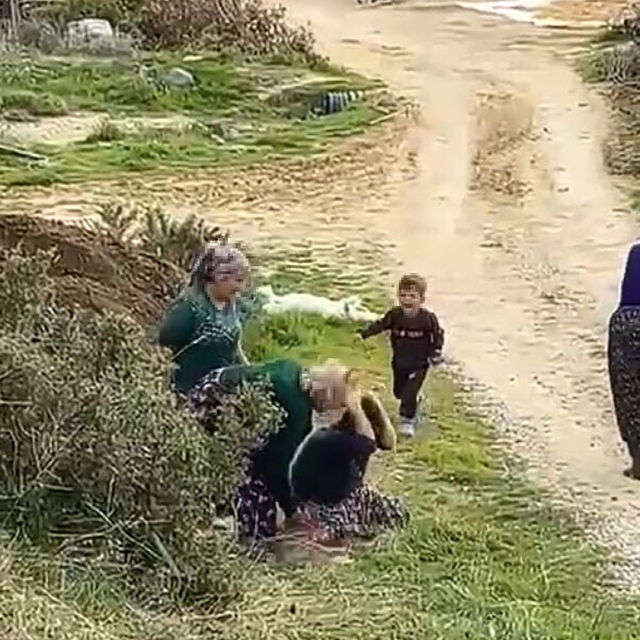 Oğlunun gözü önünde kuzenleri tarafından darbedildi; o anlar  kamerada