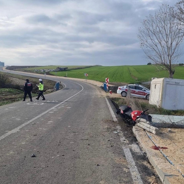 Tekirdağ'da motosiklet, yol kenarındaki tel çite çarptı; 1 ölü, 1 yaralı