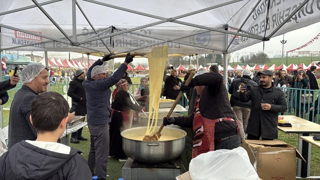 Hamsi ve Mıhlama Festivali'nde 1 ton mıhlama dağıtıldı