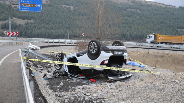 Denizli'de devrilen otomobilin sürücüsü öldü