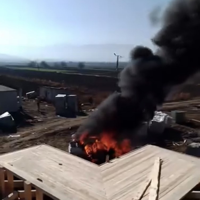 Elazığ'da park halindeki araç alev alev yandı