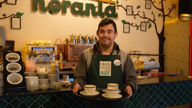 Bu kafede sonsuz sevgi var
Down sendromlu gençler Horanta Kafe'de hayata karışıyor