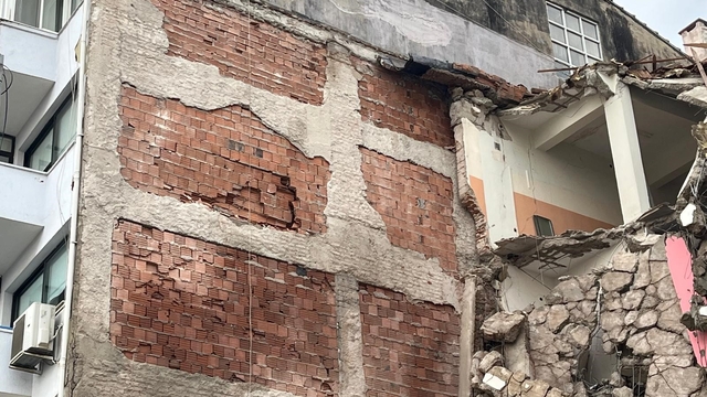 Balçova'da kentsel dönüşüm yıkımı: Komşu binada hasar oluştu