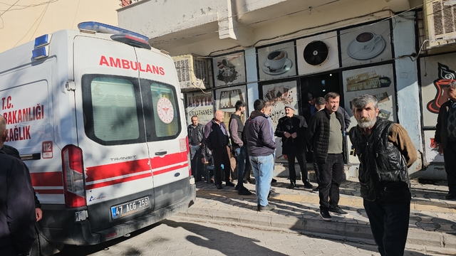 Nusaybin'de tavandaki sıvaları dökülen kıraathanedeki 2 kişi yaralandı