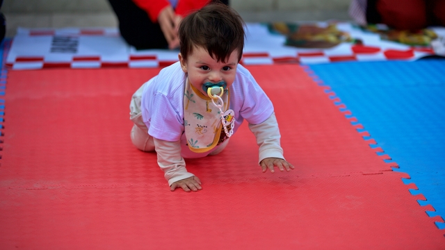 Osmaniye'de bebek emekleme yarışması düzenlendi