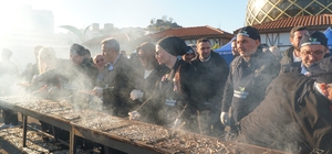 Festivalde 2 saatte 2 ton hamsi tüketildi