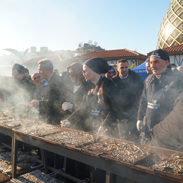 Festivalde 2 saatte 2 ton hamsi tüketildi