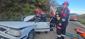 Seyir halindeki otomobilin üzerine kaya düştü; 5 yaralı