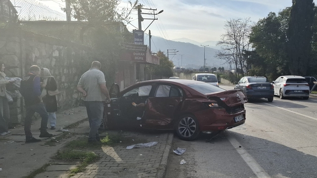 Sakarya'da 2 otomobilin çarpıştığı kazada 5 kişi yaralandı