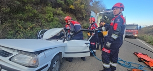 Kaya parçası otomobilin üzerine düştü: 5 yaralı