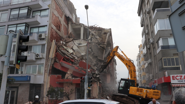 İzmir'de bina yıkımı sırasında bitişikteki apartman zarar gördü
