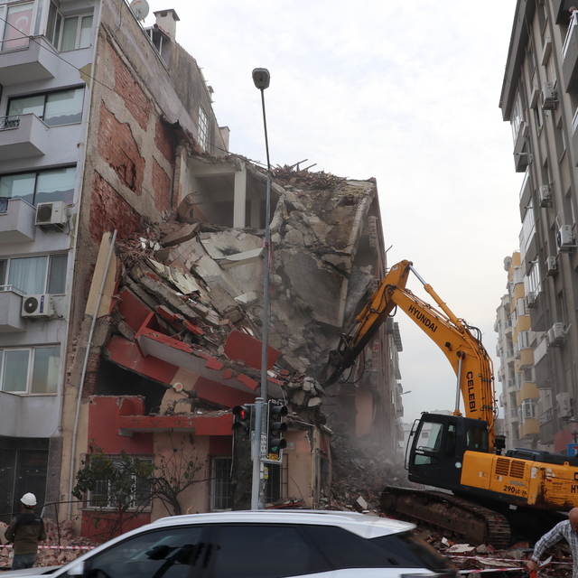 İzmir'de bina yıkımı sırasında bitişikteki apartman zarar gördü